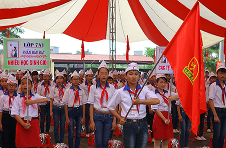 Học sinh Trường THCS Lê Danh Phương cùng với thiếu nhi cả nước thự hiện nghi lễ chào cờ linh thiêng và lắng nghe thư của Chủ tịch nước